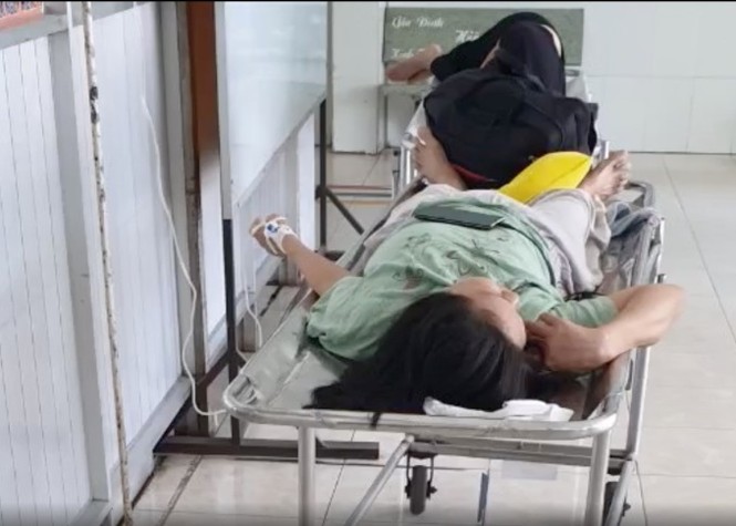 Xe khách bung lốp lật ngang, nhiều người bị thương nhập viện - ảnh 3