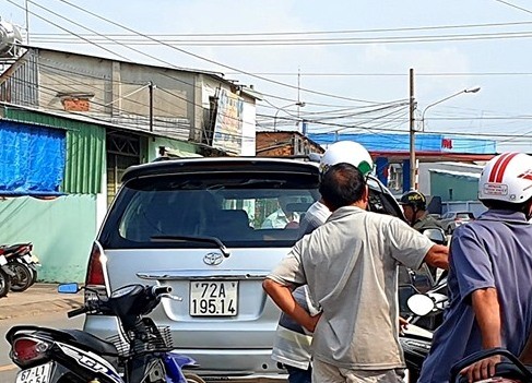 Cảnh sát nổ súng khống chế nhóm giang hồ tấn công một nhà dân - ảnh 1