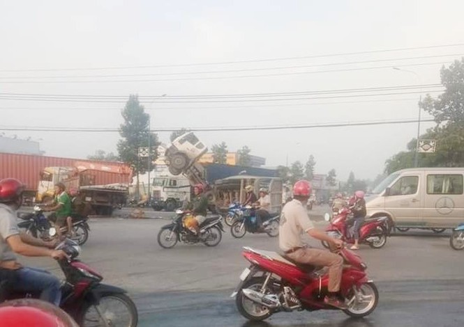 Đầu container chổng lên trời như tên lửa ở Bình Dương - ảnh 2