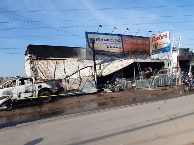 ‘Bà hỏa’ thiêu rụi cửa hàng điện máy và xe ô tô - ảnh 2