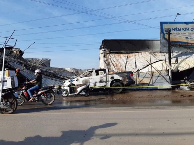 ‘Bà hỏa’ thiêu rụi cửa hàng điện máy và xe ô tô - ảnh 3