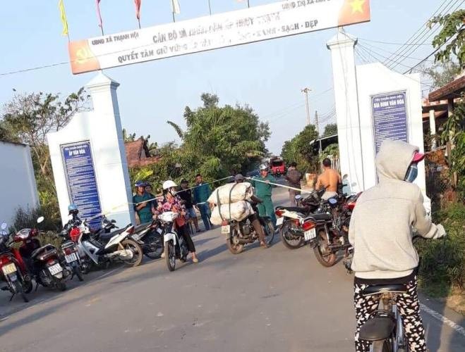 Một người chết kẹt dưới nước khi ô tô lao từ phà xuống sông Đồng Nai - ảnh 1