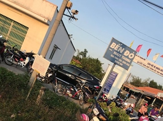 Một người chết kẹt dưới nước khi ô tô lao từ phà xuống sông Đồng Nai - ảnh 2