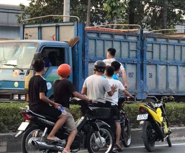 Xác minh vụ 6 thanh niên chặn xe tải dùng mã tấu chém tài xế giữa đường - ảnh 1
