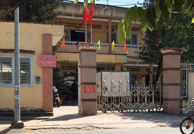 Thanh niên cởi trần xông vào trụ sở công an đâm chết người - ảnh 1