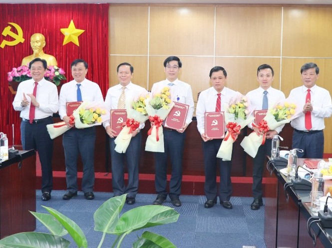 Bình Dương trao loạt quyết định về nhân sự - ảnh 1