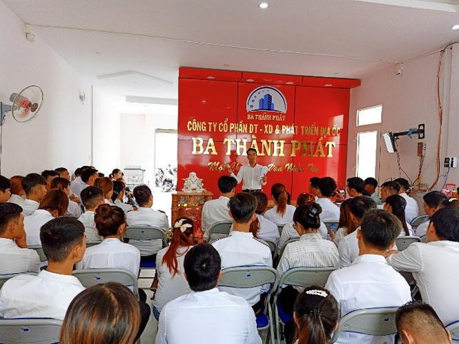 Khách hàng treo băng rôn tố công ty vẽ dự án ‘ma’ lừa đảo - ảnh 1