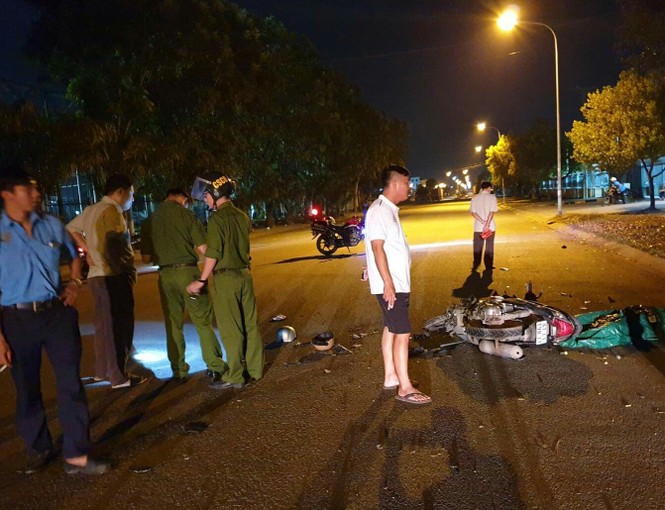Hai người chết tại chỗ trước cổng KCN vì thanh niên chạy xe như bay - ảnh 1