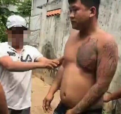 Dân ‘xã hội’ tìm đến tận nhà kẻ hành hung cô gái sau tai nạn gây phẫn nộ - ảnh 2