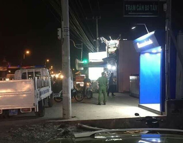 Rút tiền bị nuốt thẻ, người đàn ông phá trụ ATM lấy lại - ảnh 2