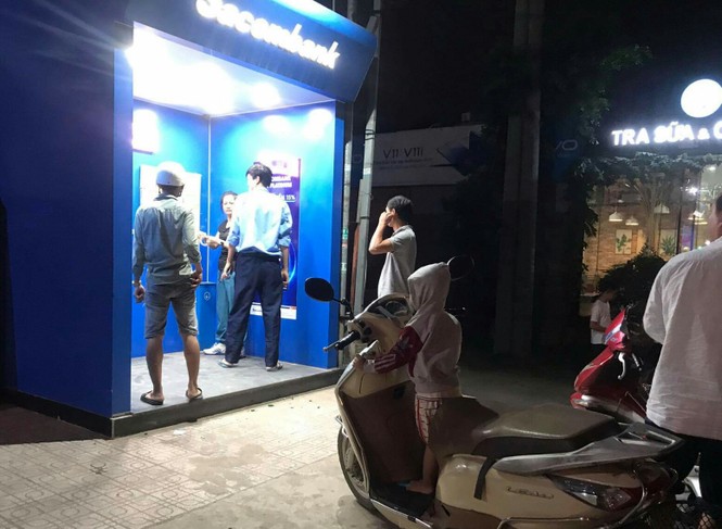 Rút tiền bị nuốt thẻ, người đàn ông phá trụ ATM lấy lại - ảnh 1