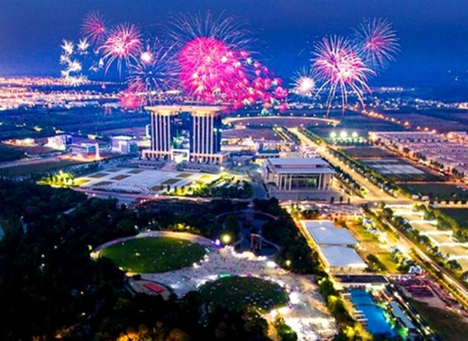 Công nhân xa quê ở Bình Dương được ‘đãi tiệc’ pháo hoa và văn nghệ đón tết - ảnh 1