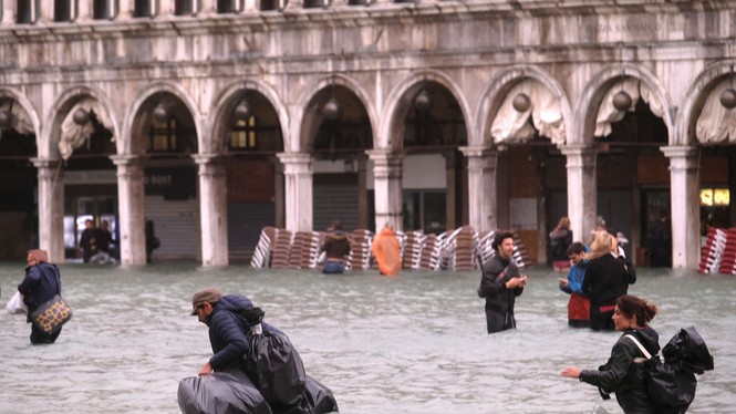Thành phố Venice chìm trong biển nước sau dông lốc, mưa lớn - ảnh 1