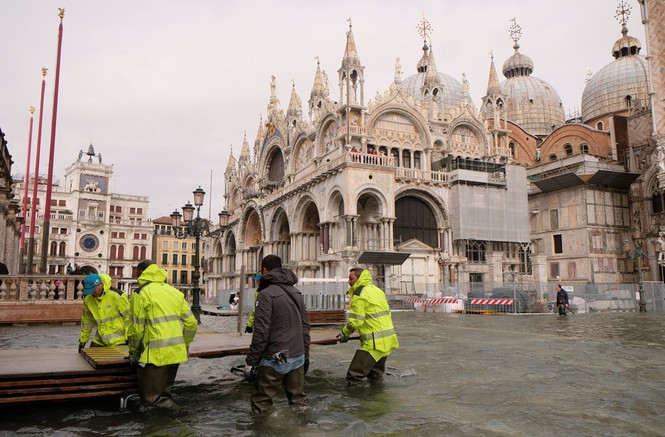 Thành phố Venice chìm trong biển nước sau dông lốc, mưa lớn - ảnh 2