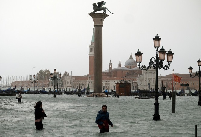 Thành phố Venice chìm trong biển nước sau dông lốc, mưa lớn - ảnh 3