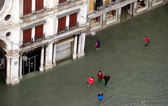 Thành phố Venice chìm trong biển nước sau dông lốc, mưa lớn - ảnh 4
