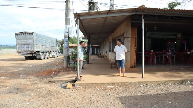 Sáng sớm thấy túi tiền lớn trước cửa, chủ quán cơm trình báo công an - ảnh 1