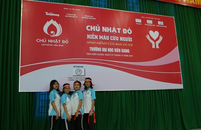 Hàng trăm bạn trẻ có mặt từ sớm tham gia Chủ Nhật Đỏ tại Kiên Giang - ảnh 2