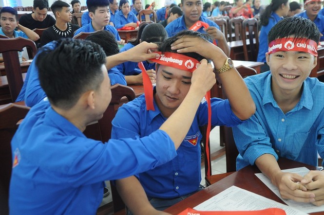 Hàng trăm bạn trẻ có mặt từ sớm tham gia Chủ Nhật Đỏ tại Kiên Giang - ảnh 1