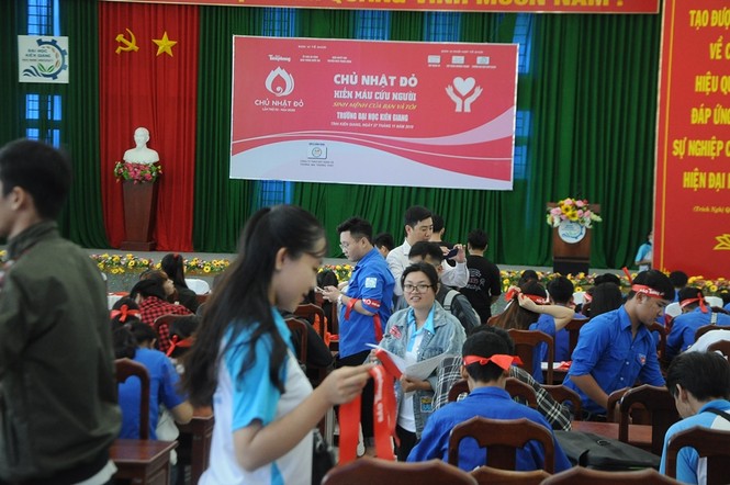Hàng trăm bạn trẻ có mặt từ sớm tham gia Chủ Nhật Đỏ tại Kiên Giang - ảnh 7