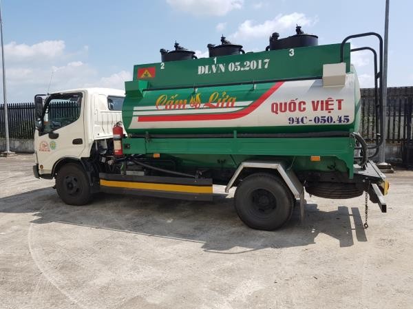 Bắt quả tang một ô tô chở 6.000 lít xăng không rõ nguồn gốc - ảnh 1