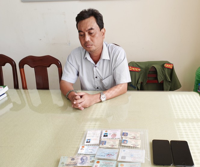Đối tượng giả danh Phó Cục trưởng ‘thăm’ Công an huyện bị khởi tố tội lừa đảo - ảnh 1