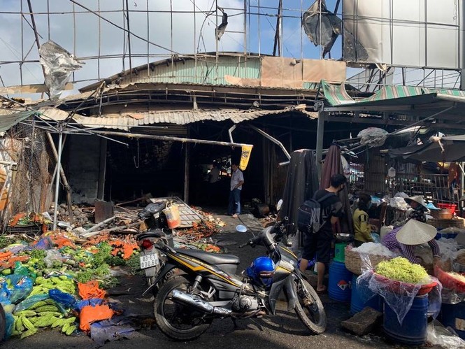 Kiên Giang: 6 ki ốt bị lửa thiêu rụi lúc nửa đêm - ảnh 1