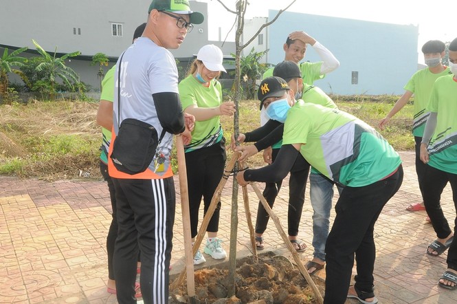 Chạy Marathon, trồng cây xanh ‘chống biến đổi khí hậu’ - ảnh 2