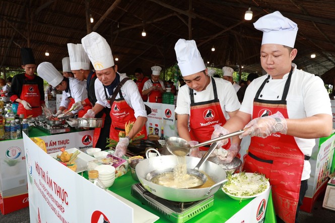 Chạy Marathon, trồng cây xanh ‘chống biến đổi khí hậu’ - ảnh 8