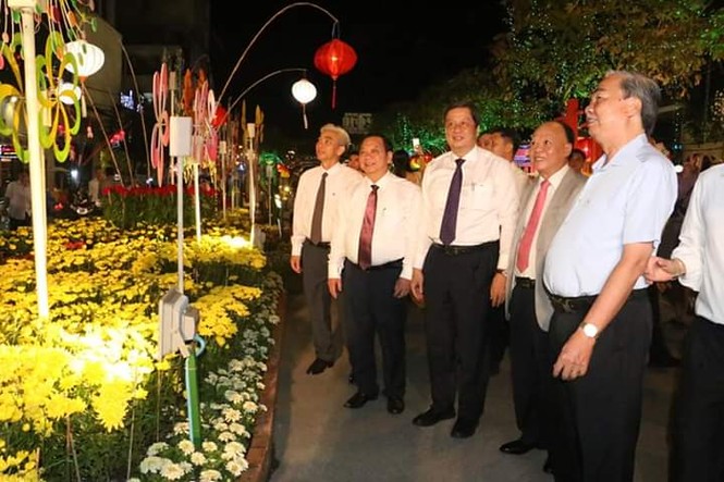 Hàng chục nghìn người thưởng ngoạn đường hoa Cần Thơ - ảnh 4