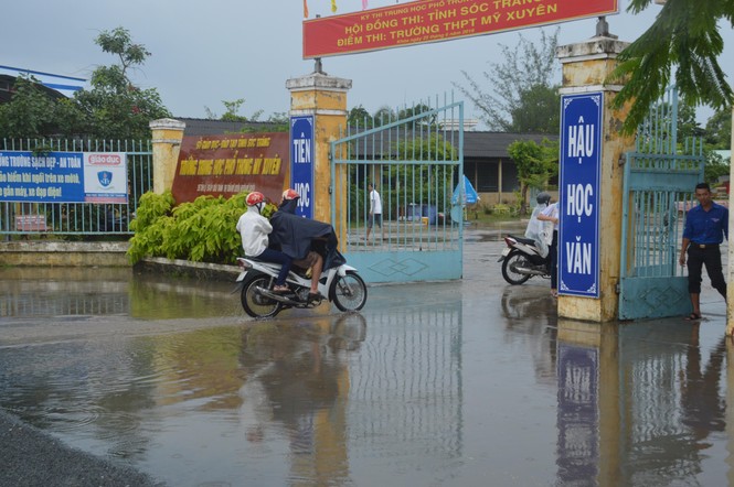 Kết thúc thi Toán: Thí sinh hớn hở, cập nhật lời giải - ảnh 10