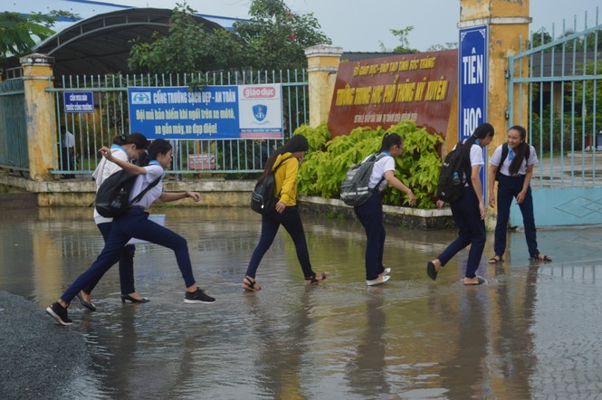 Kết thúc thi Toán: Thí sinh hớn hở, cập nhật lời giải - ảnh 12