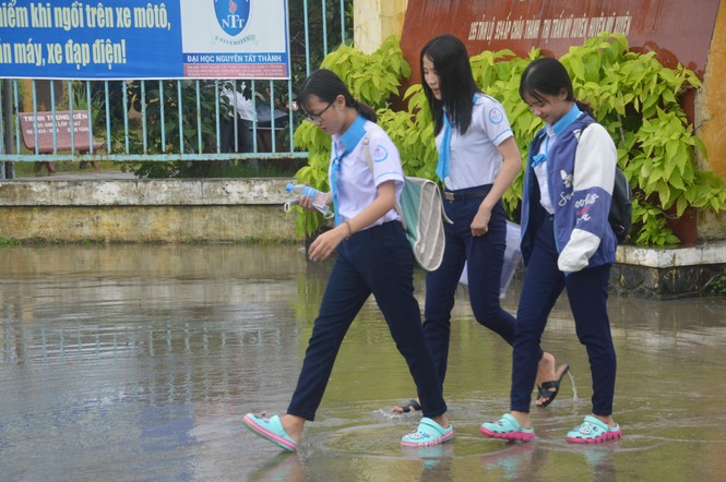 Kết thúc thi Toán: Thí sinh hớn hở, cập nhật lời giải - ảnh 11