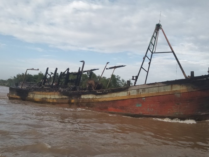 Lửa thiêu rụi ba tàu cá gây thiệt hại gần 12 tỷ đồng - ảnh 1
