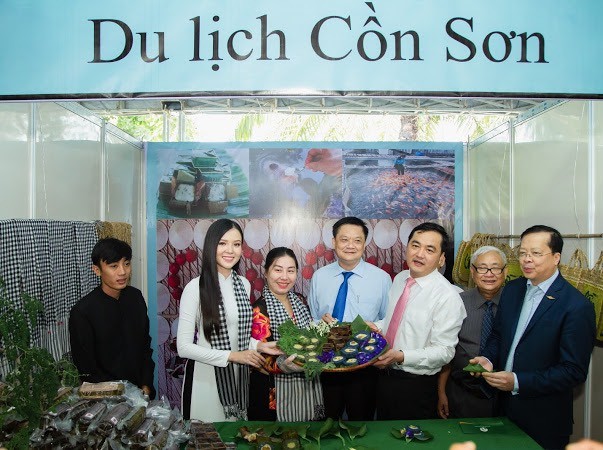 Tình người làm cho khách thêm yêu mến vùng đất chín Rồng - ảnh 4