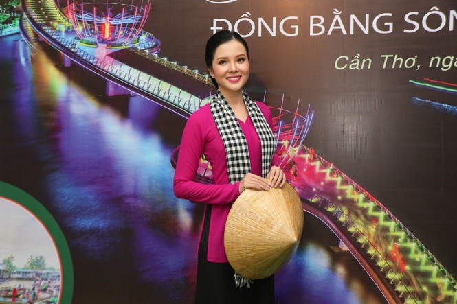Tình người làm cho khách thêm yêu mến vùng đất chín Rồng - ảnh 1
