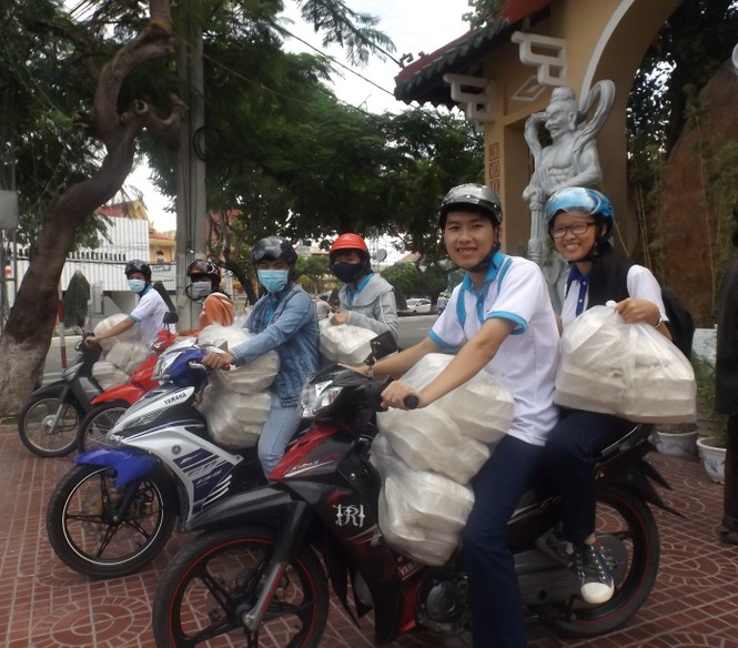 Hàng nghìn suất cơm và khẩu trang miễn phí phục vụ 'sĩ tử' thi THPT - ảnh 1