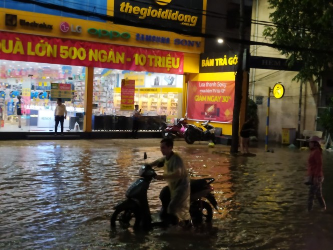 Áo xanh tình nguyện giúp dân vượt qua 'biển nước' - ảnh 9