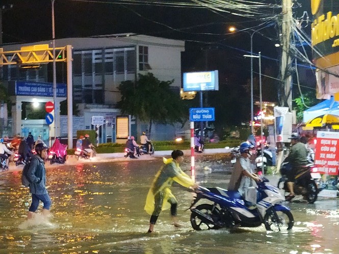 Áo xanh tình nguyện giúp dân vượt qua 'biển nước' - ảnh 10