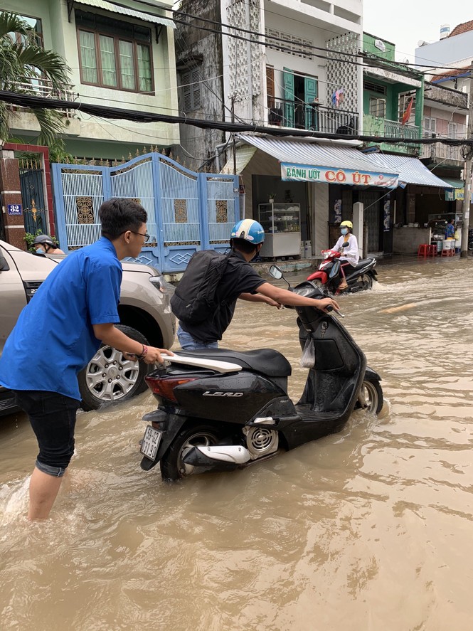 Áo xanh tình nguyện giúp dân vượt qua 'biển nước' - ảnh 3