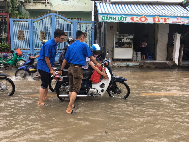 Áo xanh tình nguyện giúp dân vượt qua 'biển nước' - ảnh 5