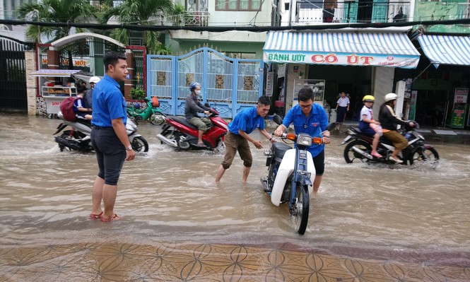 Áo xanh tình nguyện giúp dân vượt qua 'biển nước' - ảnh 4