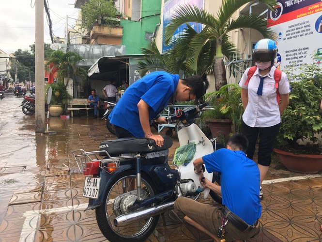 Áo xanh tình nguyện giúp dân vượt qua 'biển nước' - ảnh 6