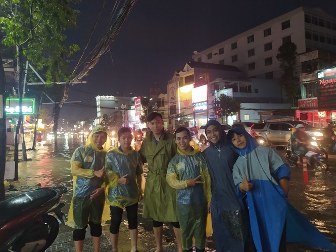 Áo xanh tình nguyện giúp dân vượt qua 'biển nước' - ảnh 11