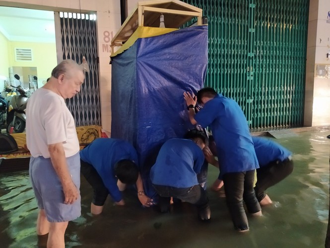 Áo xanh tình nguyện giúp dân vượt qua 'biển nước' - ảnh 7