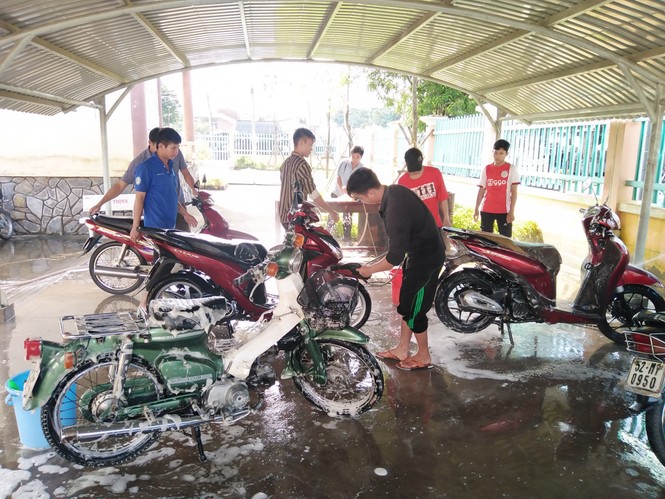Đoàn viên thanh niên 'xứ Dừa' rửa xe gây quỹ ủng hộ đồng bào miền Trung - ảnh 1