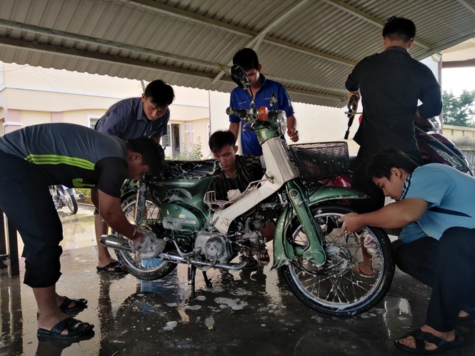 Đoàn viên thanh niên 'xứ Dừa' rửa xe gây quỹ ủng hộ đồng bào miền Trung - ảnh 2