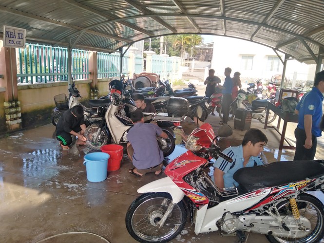 Đoàn viên thanh niên 'xứ Dừa' rửa xe gây quỹ ủng hộ đồng bào miền Trung - ảnh 3