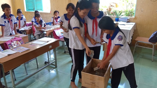 Cảm động với hình ảnh học sinh dân tộc ủng hộ đồng bào miền Trung - ảnh 3