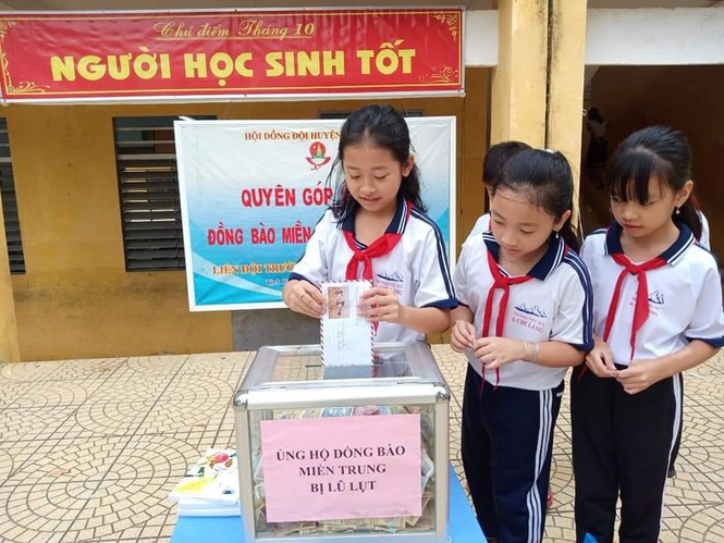 Cảm động với hình ảnh học sinh dân tộc ủng hộ đồng bào miền Trung - ảnh 1